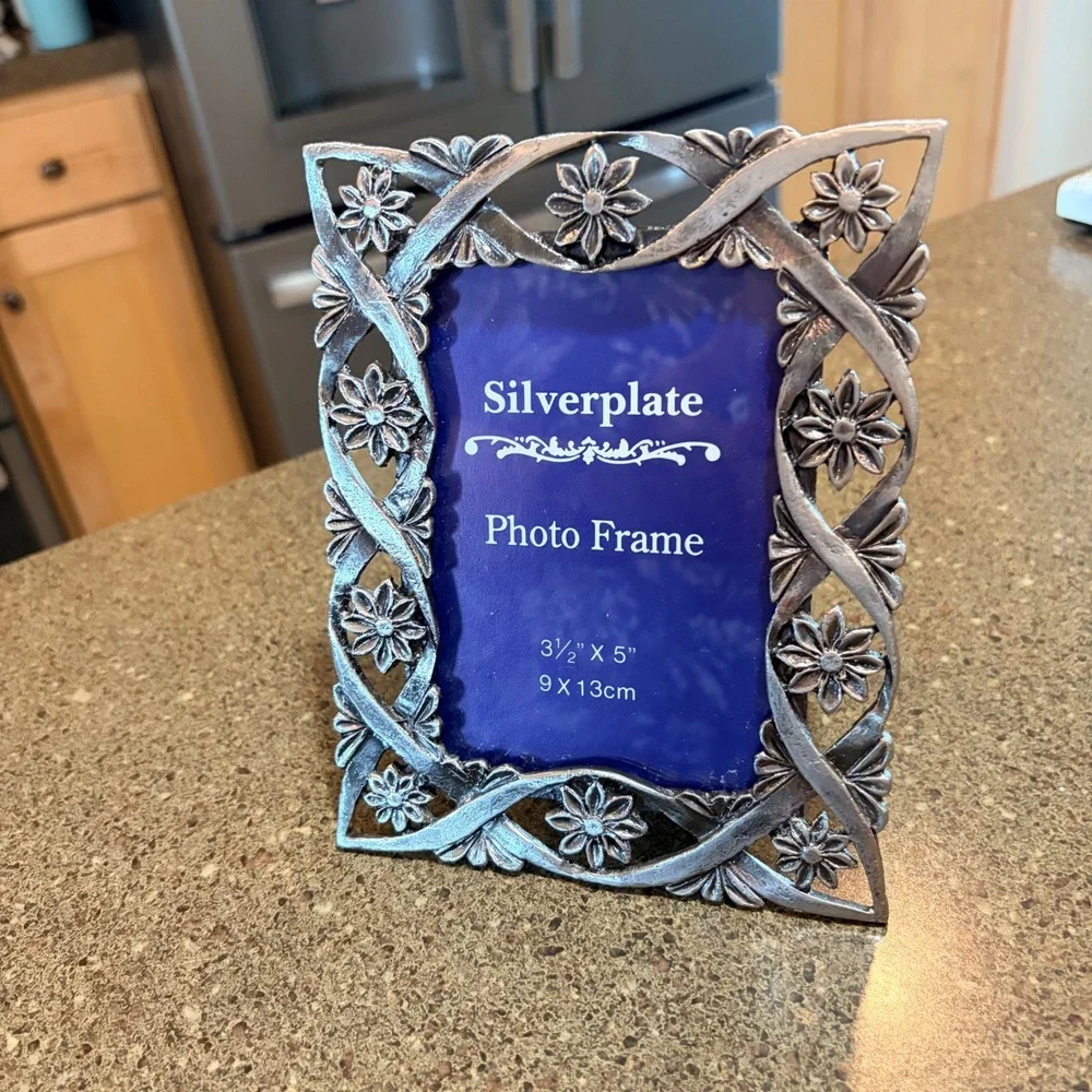 GL & Markella Silverplate Floral Lattice Photo Frame 3.5x5 Ornate Daisy Design